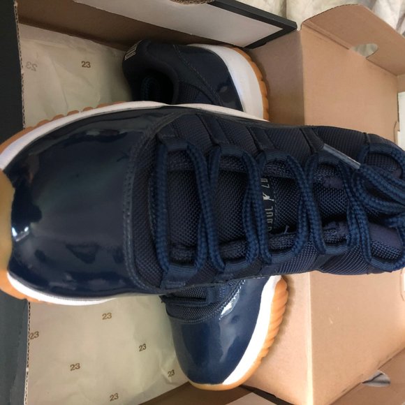 Jordan 11 Low "Navy Gum" Size 9 - Picture 2 of 4
